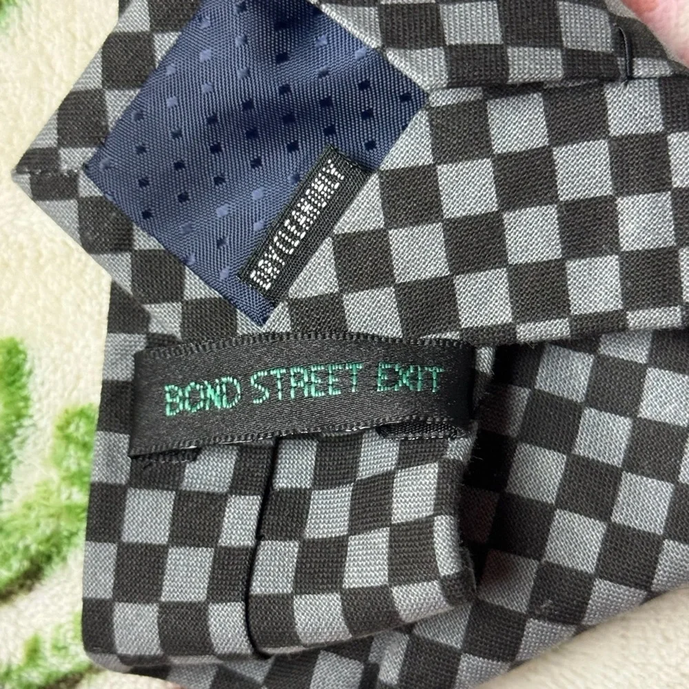 Elegant Checkered Black and Gray Tie - Picture 2 of 3